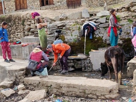 सिमकोट बजार सरसफाइमा जुटे विदेशी नागरिक